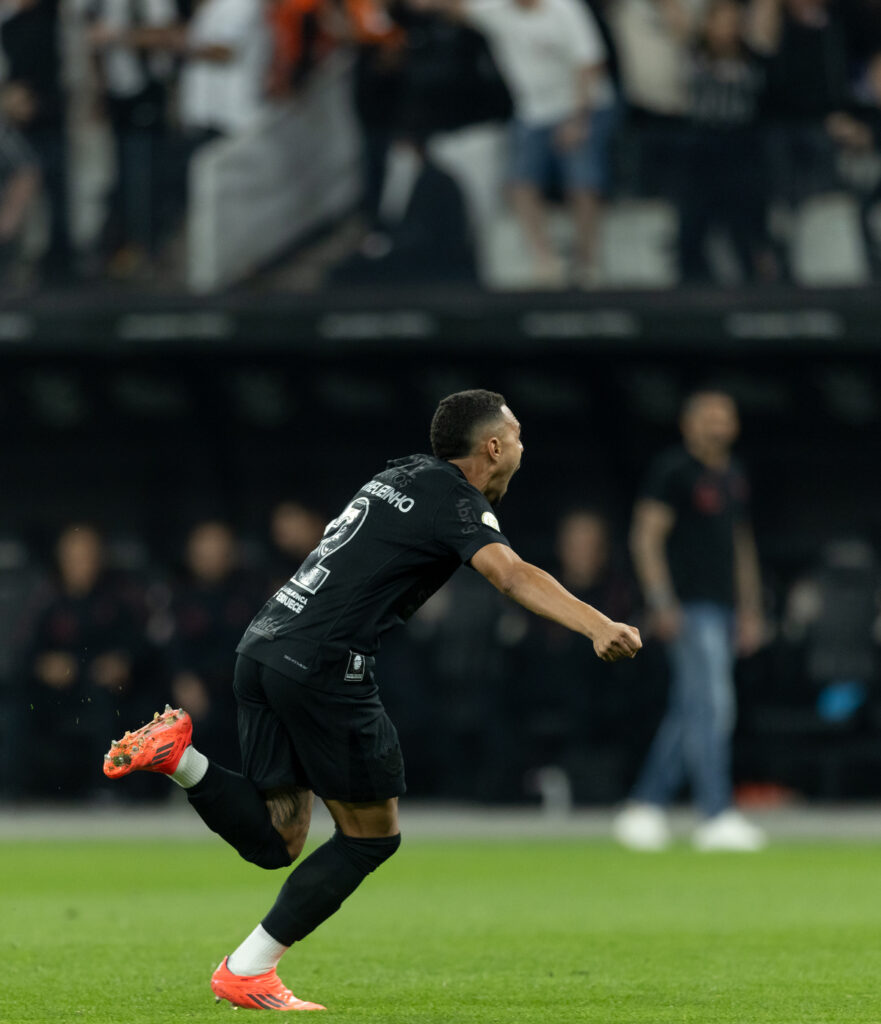 Corinthians Triumph Over EC Vitória